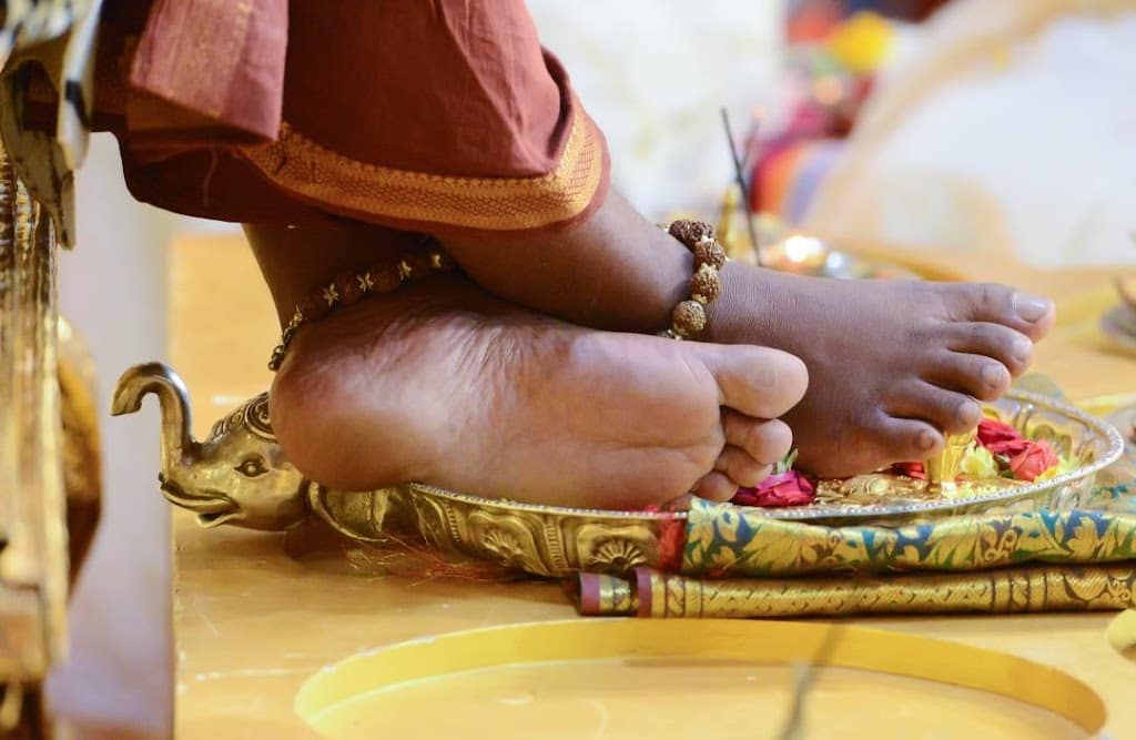 凯拉萨的敬师浴足礼拜 (Pratyaksha Pada Puja)